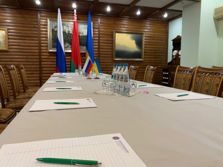 Peace talks / Ukrainian delegation arrives in Belarus
