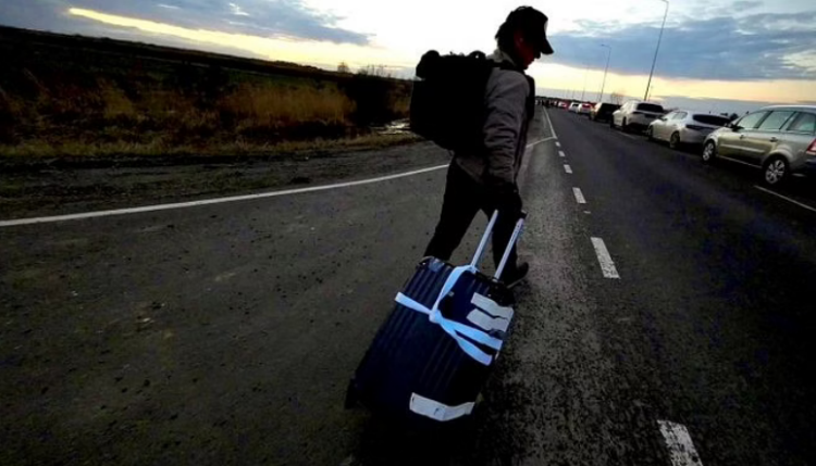 Hollywood star Sean Penn leaves Ukraine on foot towards Polish border (photos)