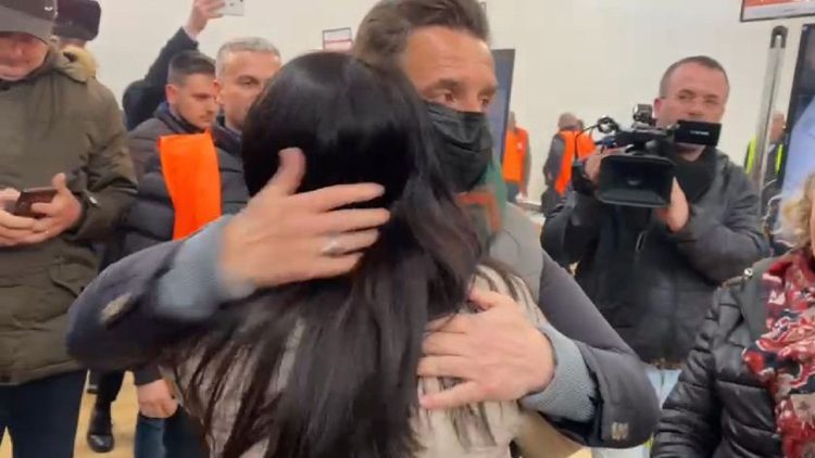 Eriselda Sefa gets the victory in Lushnje, hugs Erion Brace as soon as he learns the result