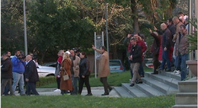 Sali Berisha supporters go to the PD headquarters: Basha to resign!