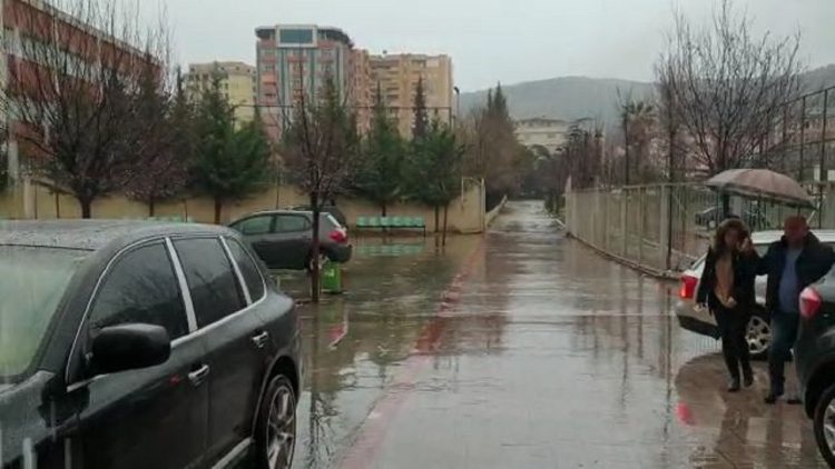 Low turnout in Lushnja, less than 20% / The city is covered by heavy rainfall