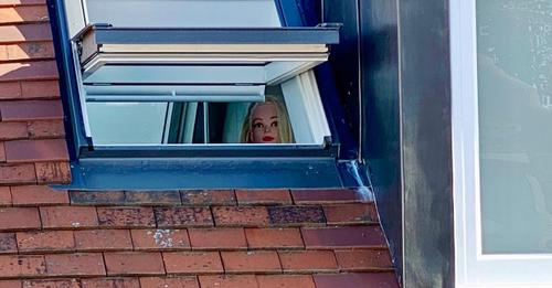 The couple sues the neighbor who placed the scary mannequin in the window “to eavesdrop” in the bedroom (photos)