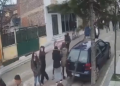 Fighting with knives between students, images emerge where the minor falls to the ground