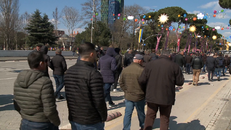 Taxi drivers: Take away our taxes! Protest today in Tirana / Concerned about informality