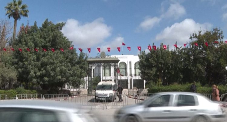 Tunisian parliament surrounded by troubled fences after dispersal by president (photos)