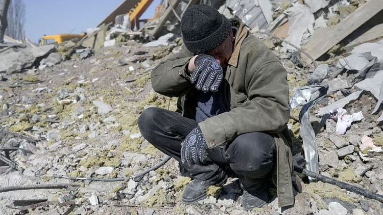 Tears between the ruins! Ukraine finds no peace (Photo)