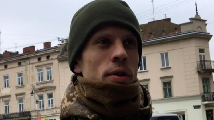 Thousands of Ukrainians volunteer to fight