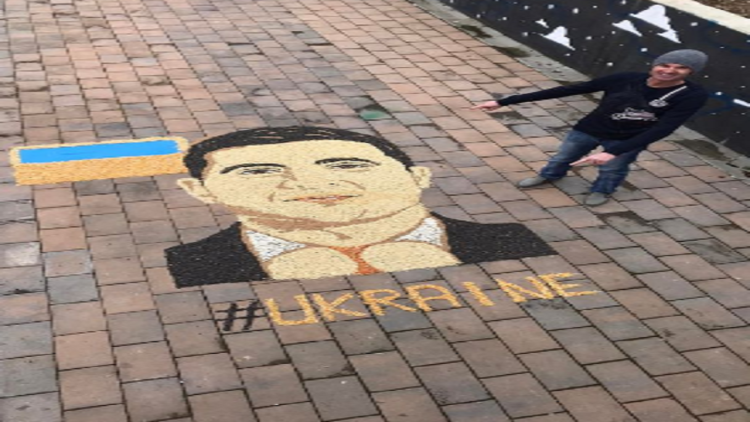 The Albanian creates a mosaic with the portrait of the Ukrainian president, Volodymyr Zelensky
