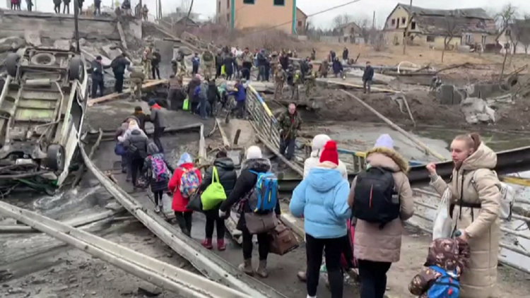 Ukrainians leave Kiev on foot, destroyed infrastructure complicates the situation