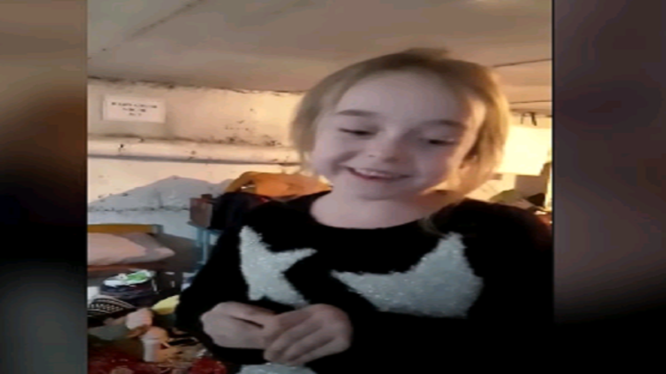 Singing ‘Frozen’ under the noise of the bombing / Ukrainian girl video makes the rounds of the world