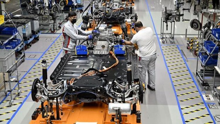 Volkswagen bans car production in Russia