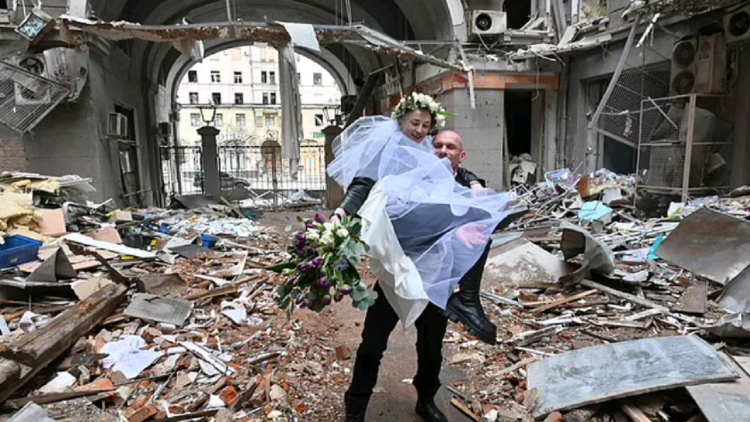 There is no ‘tomorrow’ in the war, the couple crowns their love in the ruins of the war in Ukraine (Photo)