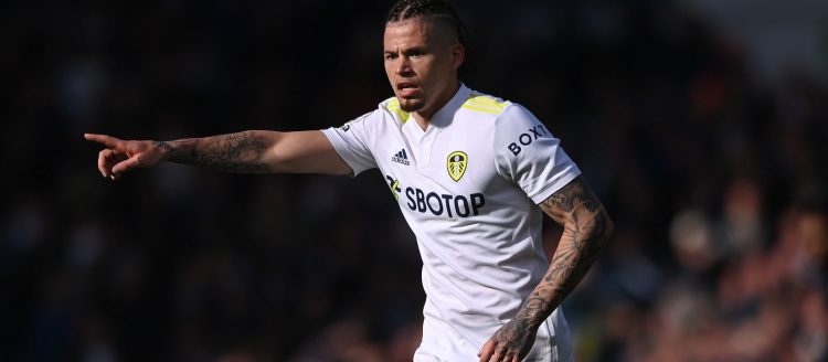 Manchester United are working to sign a midfielder