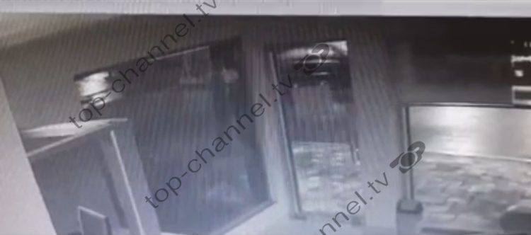 A car stopped in front of the building / The video comes out, the fire in the notary office in Lezha, is suspected to be intentional