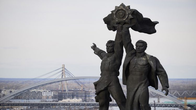 Old friendship between Russia and Ukraine, the mayor of Kiev makes the decision about the sculpture of the Soviet era