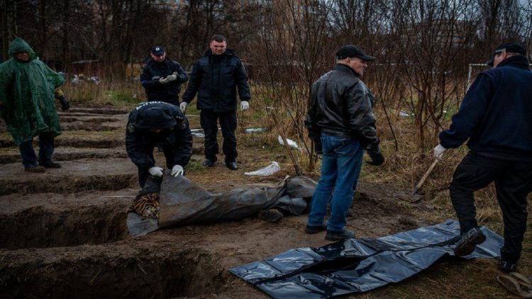 Amid the pain, relatives and police ‘gather’ the victims in Bucha