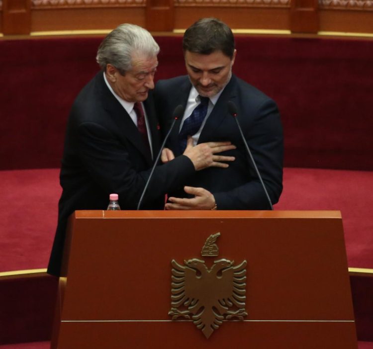 Berisha-Alibeaj are physically caught. From the debates for the president in the group, Berisha “explodes” in the pulpit