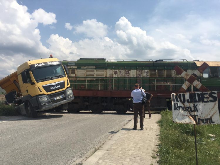 PHOTO / Railway accident, the train collides with the truck