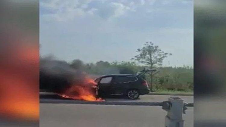 Video / The vehicle in Fier is engulfed in flames, no one is injured