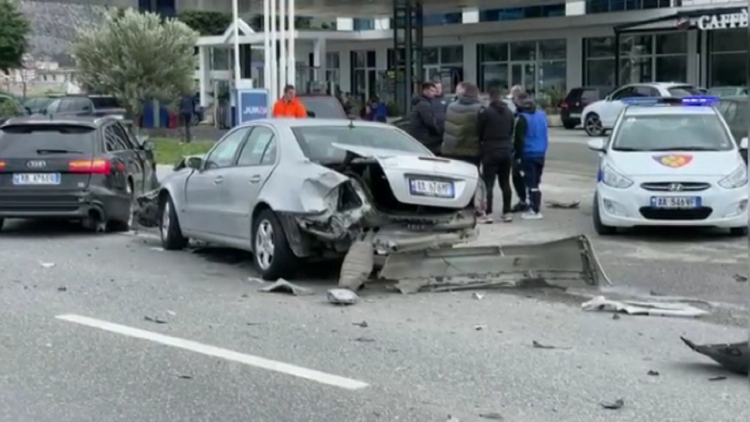 Triple accident in Lezha, cars are destroyed