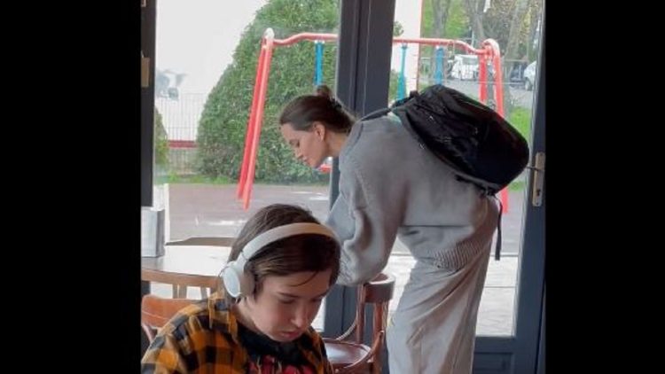 Angelina Jolie unexpected visit to Ukraine, the actress is filmed in a cafe in Lviv