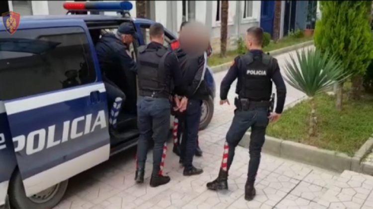 7 citizens are handcuffed, three of them declared wanted