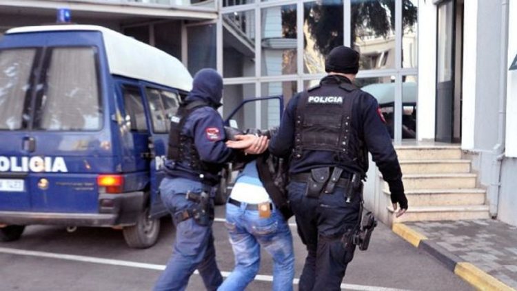 He raped and tried to kill his father with a machete, a 25-year-old man is arrested in Lushnja