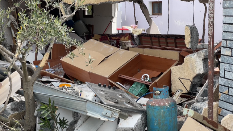 The bomb destroys the house in Lezha, the strong explosion knocks down the walls of the apartment