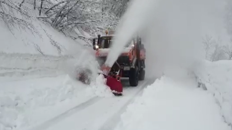 Collapse and road blockage, avalanche blocks 15 tourists in Theth. Landslide on Arbri street