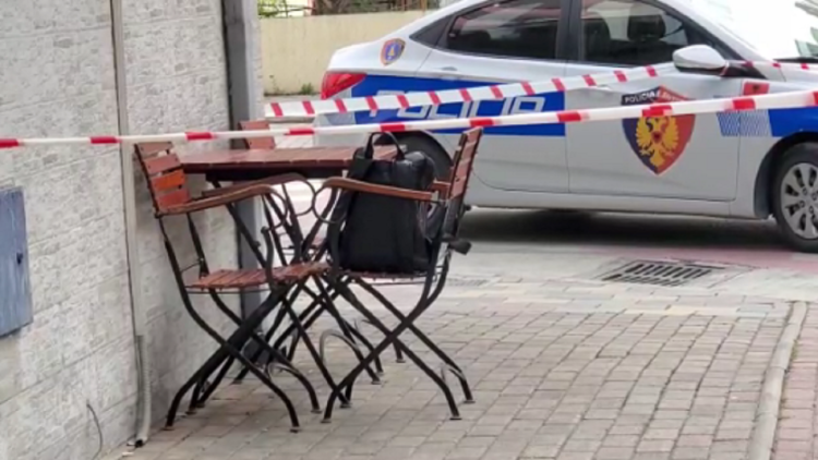 The suspicious bag alarms the citizens in Fier, the area outside the business is surrounded
