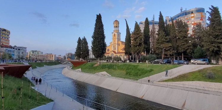 “Good Friday” / Orthodox believers in Fier attend the epitaph ceremony