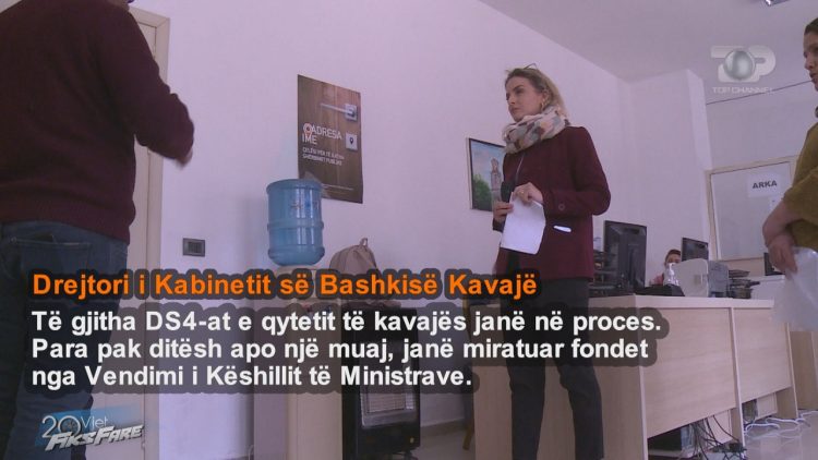 The earthquake destroyed the house, the family with 5 members lives in the apartment with broken columns