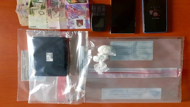 25-year-old arrested in Pogradec, caught with cocaine, cohabitant also suffers