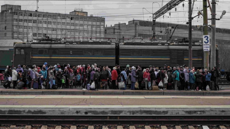 Russia attacks railway crossing, 500 Ukrainians remain stranded