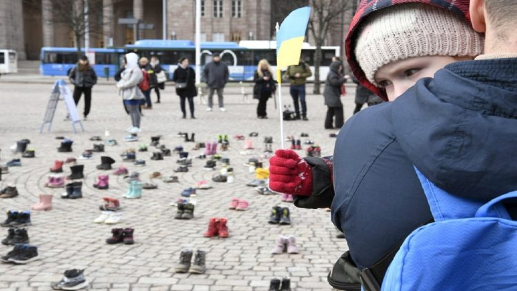 Dozens of children’s shoes in Helsinki Square / Installation dedicated to the most innocent victims of the war