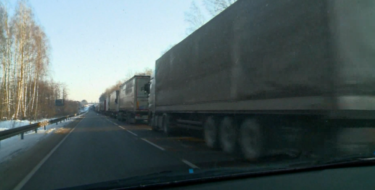 EU ‘drives’ Russian and Belarusian trucks. The vehicles are stuck in Poland, the queue goes 80 km