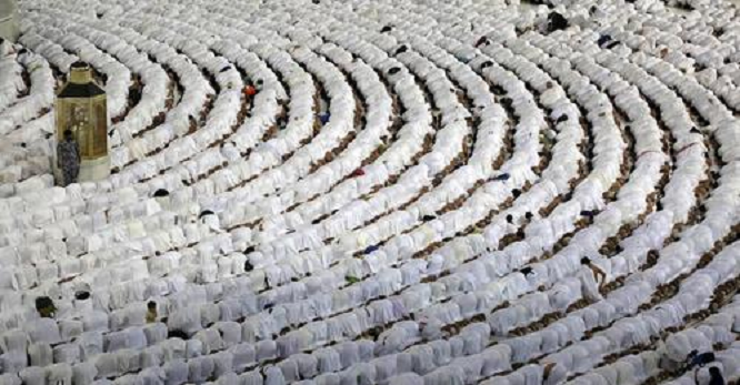 Thousands of Muslims fill Mecca’s holy mosque for Umrah Night prayers (photos)