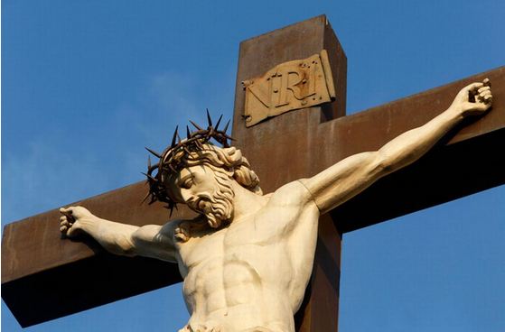 Student dies during Christ crucifixion ceremony, audience believes it is part of the show (photos)