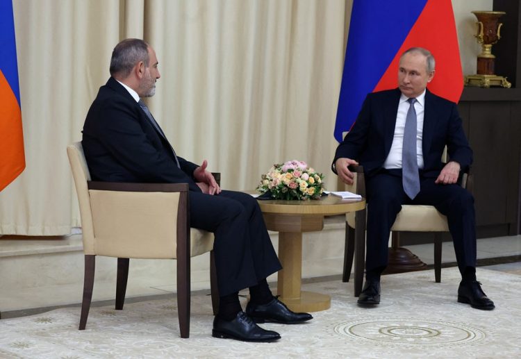 Putin meets with Armenian Prime Minister in Russia