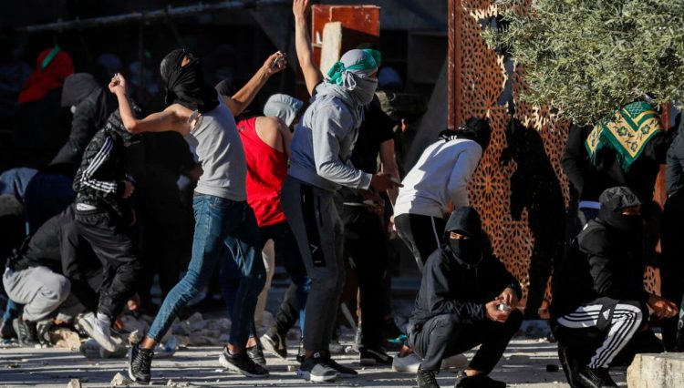 Ramadan bloodshed, 100 Palestinians injured after clashes in Al Aqsa Mosque