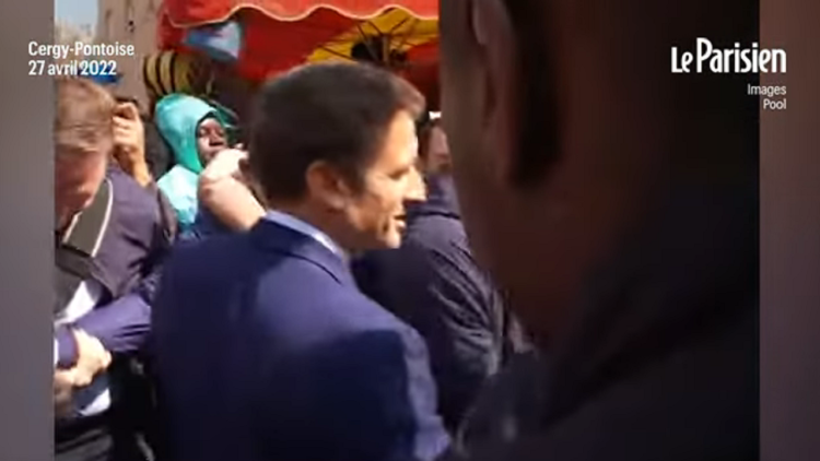 The moment when the French shoot Macron with tomatoes, in the first appearance after the re-election as President of the country