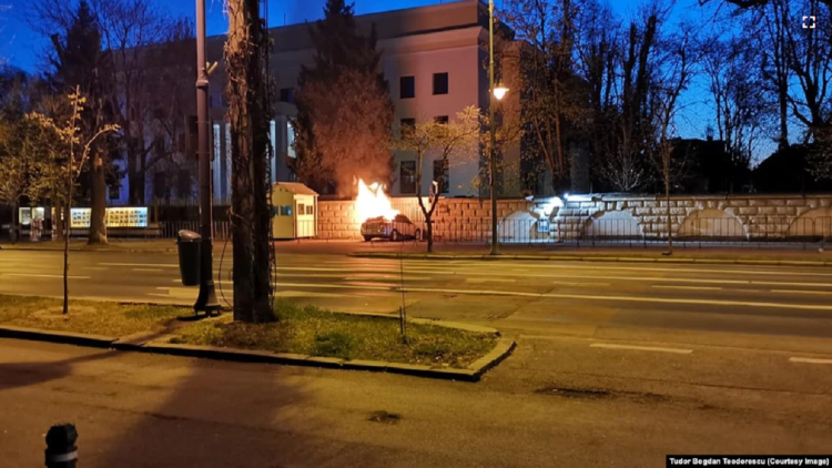 Intentional or accidental? The car crashes into the door of the Russian embassy in Romania, the driver dies