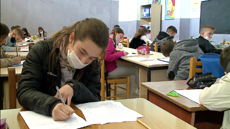 Fewer students in 9-year-olds / Instat, drops by 3% the number compared to a year ago