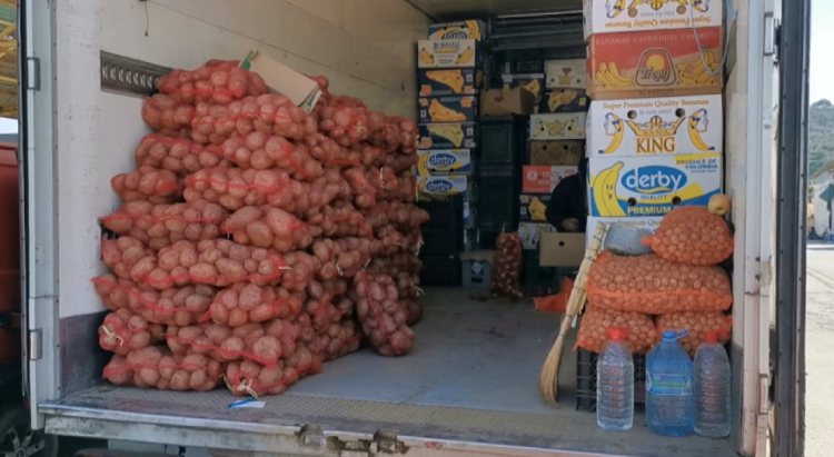 Market with imported products / Traders: They have more quality, farmers: Local ones are better