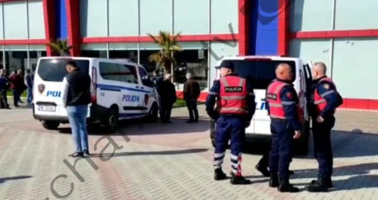 Signs of bullets in the windows, the police surround the furniture in Kruja (images from the scene)