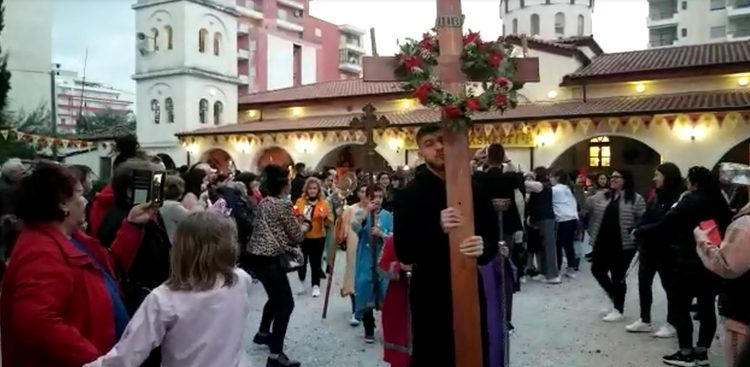 Orthodox believers in Vlora celebrate Black Friday / Hundreds of people march in the city