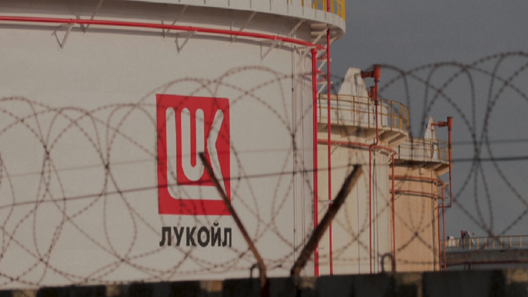 The head of the second largest Russian oil company resigns