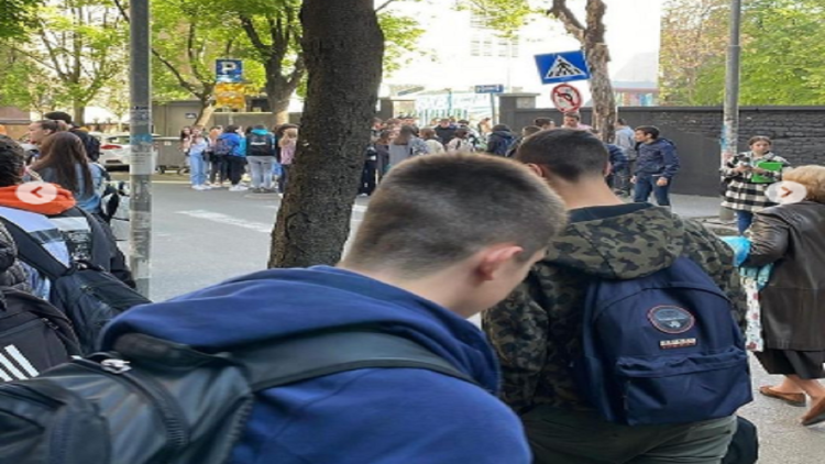 Students evacuated after Montenegro / Bomb alarm in 22 Belgrade schools