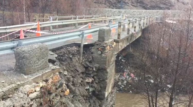 The movement of vehicles on the Kukës-Shishtavec road is blocked, due to the falling of stones on the road