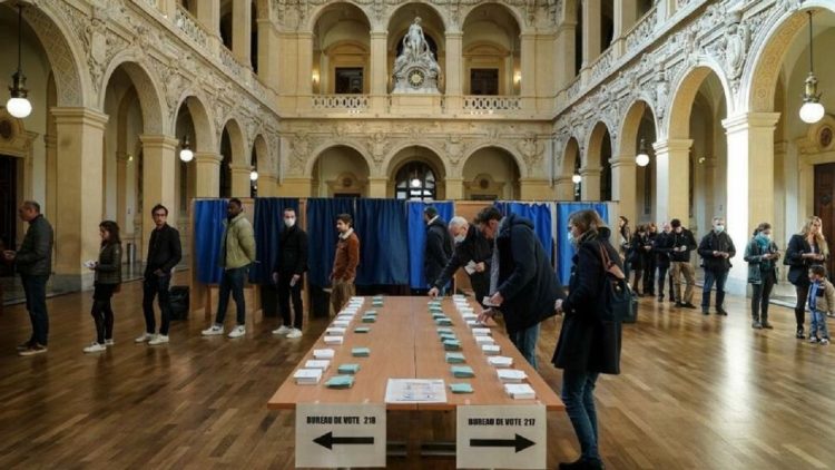 First round of presidential elections in France / Voter turnout 25% so far